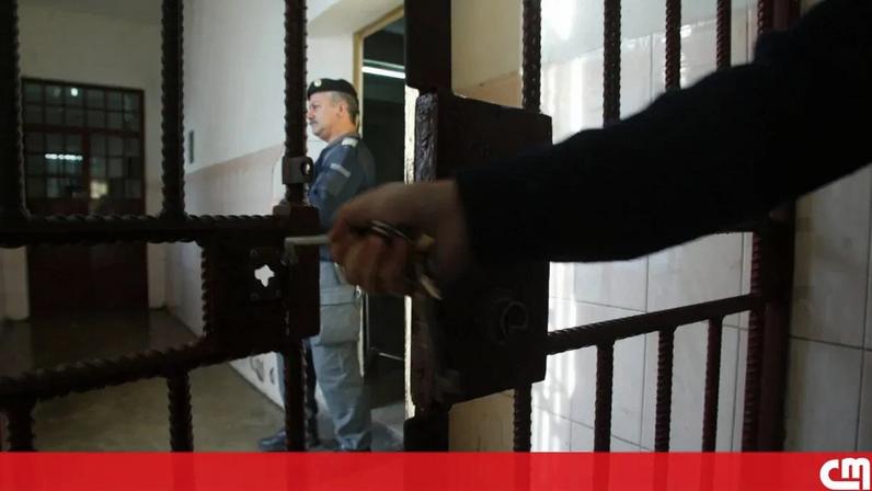 Famílias de reclusos mortos em prisões entregam carta à ministra da Justiça