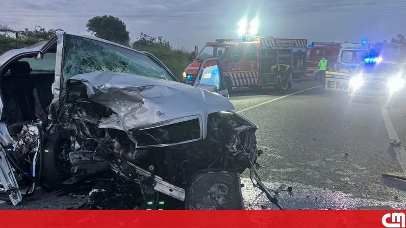 Um morto e dois feridos em colisão entre dois carros na Maia