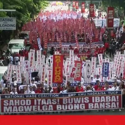 Grupo de trabalhadores marcha nas Filipinas no Dia do Trabalhador