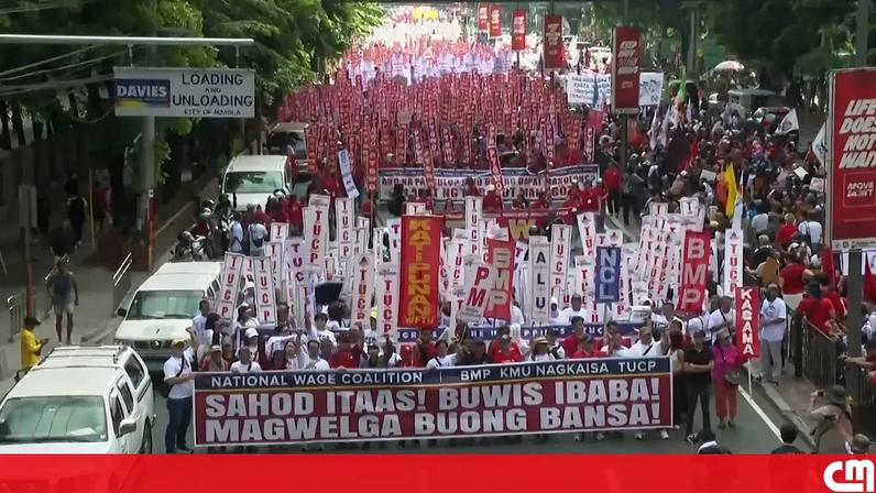 Grupo de trabalhadores marcha nas Filipinas no Dia do Trabalhador