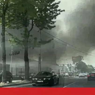Incêndio atinge armazém junto à A1 em Vila Franca de Xira