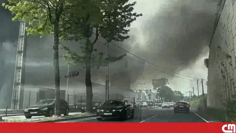 Incêndio atinge armazém junto à A1 em Vila Franca de Xira