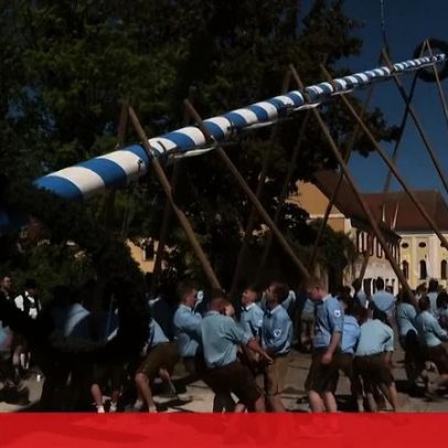 Habitantes de aldeia alemã erguem enorme mastro para celebrar o 1.º de Maio