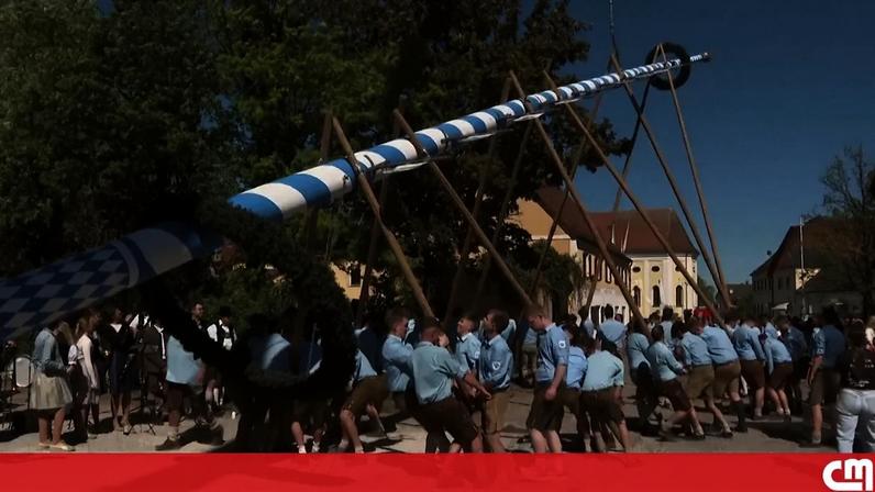 Habitantes de aldeia alemã erguem enorme mastro para celebrar o 1.º de Maio