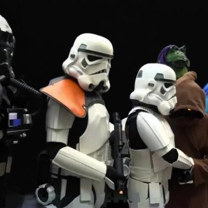 Corredores vestidos de personagens de Star Wars percorrem ruas de Hong Kong