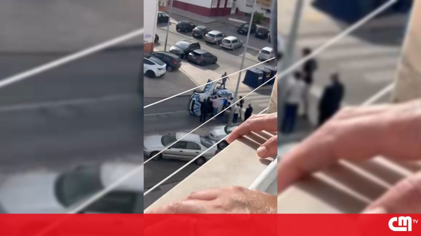 Carro da PSP capota no Seixal após colisão; dois agentes feridos