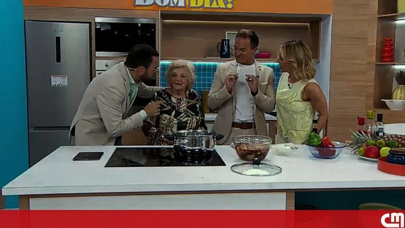 E que tal um arroz de frango com pimentos? Aprenda a receita com o Jorge Guerreiro e a mãe
