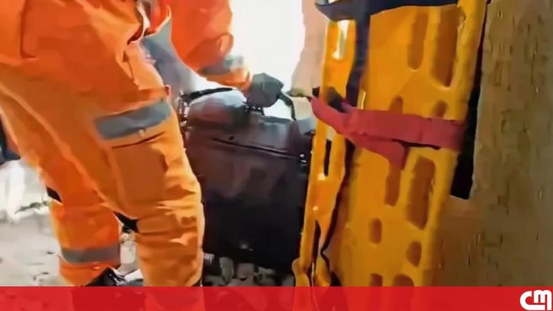 Destruição em interior de prédio após queda de avião em BH