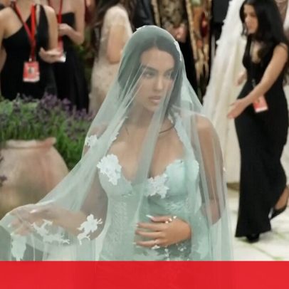 Georgina encanta na Met Gala com vestido inspirado em Nossa Senhora de Fátima