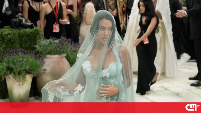 Georgina na Met Gala com vestido inspirado em Nossa Senhora de Fátima