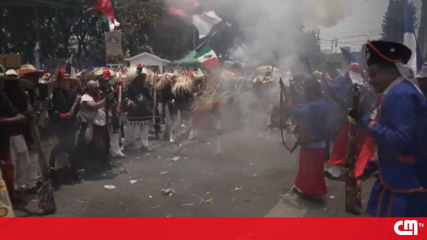 Centenas de pessoas vestidas a rigor assinalaram, esta terça-feira, o aniversário da Batalha de Puebla, em 1862, em que as forças mexicanas derrotaram as tropas francesas, melhor equipadas e em maior número.