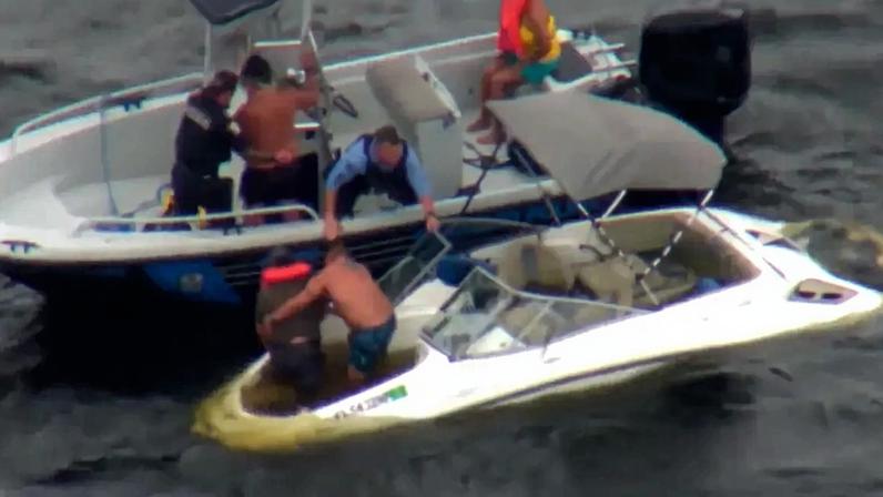 Pai e filho ajudam a resgatar seis pessoas de barco a afundar na Flórida