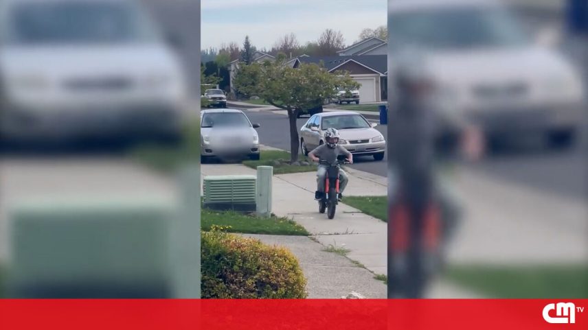 Imagens mostram mulher a conduzir em cima do passeio para perseguir criança que seguia numa bicicleta
