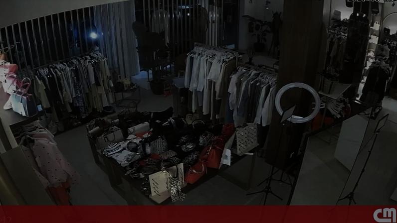 Vídeo mostra assalto a loja de roupas durante a madrugada em Paredes