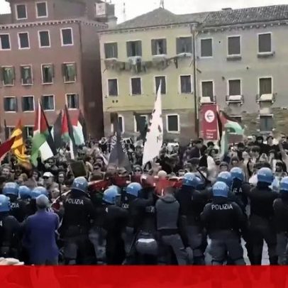 Manifestantes pró-Palestina confrontam polícia na Bienal de Veneza