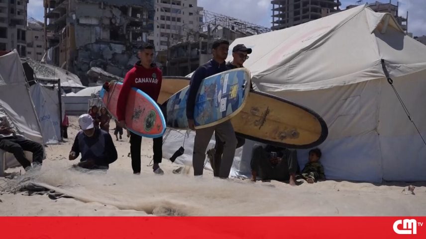 Surfistas em Gaza procuram paz entre destroços