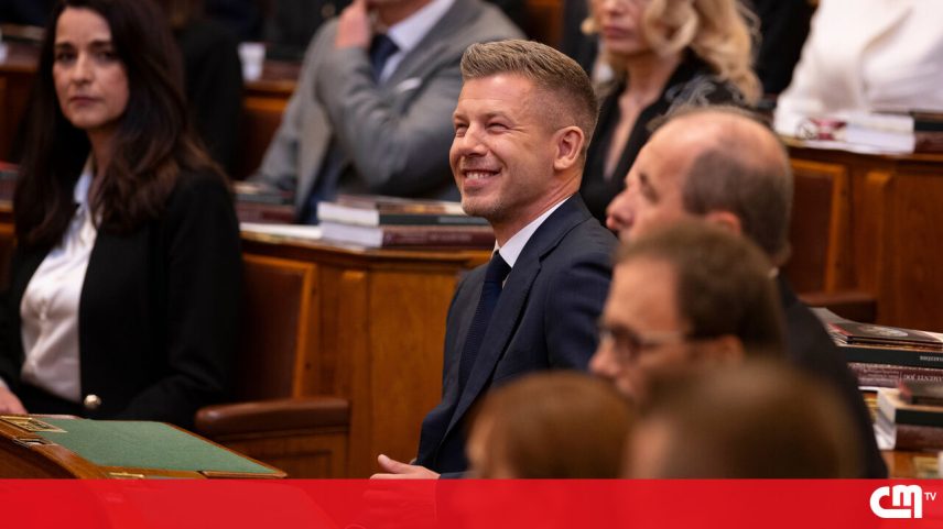 Péter Magyar assume primeiro-ministro da Hungria com discurso por mudança