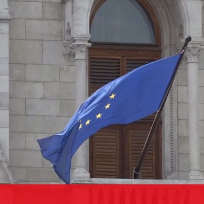 Bandeira da UE regressa ao Parlamento húngaro após mais de uma década