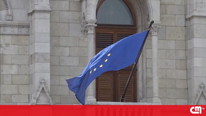 Bandeira da UE regressa ao Parlamento húngaro após mais de uma década