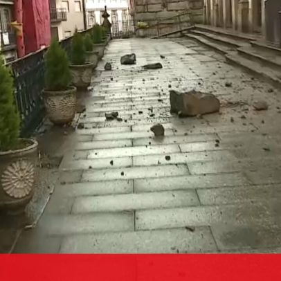 Relâmpago destrói cruz de igreja no centro de Guimarães; mulher fica ferida