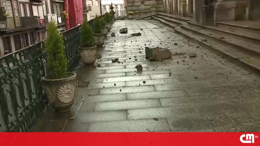 Relâmpago destrói cruz de igreja no centro de Guimarães; mulher fica ferida