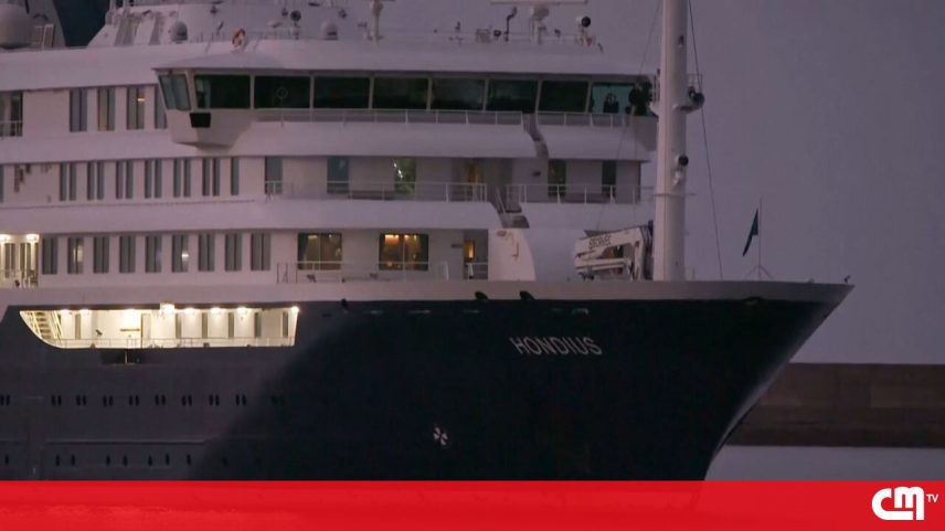 Luz do amanhecer revela navio afetado por surto de hantavírus em Tenerife