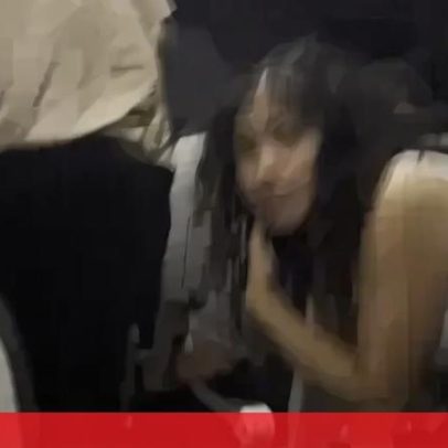 Passageiros saem de avião após colisão mortal no aeroporto de Denver