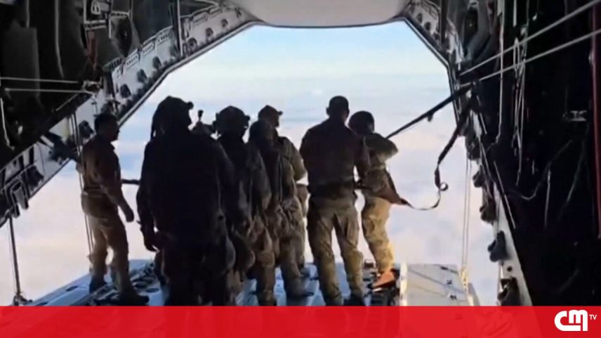 Imagem de uma equipe de médicos militares britânicos saltando de paraquedas.