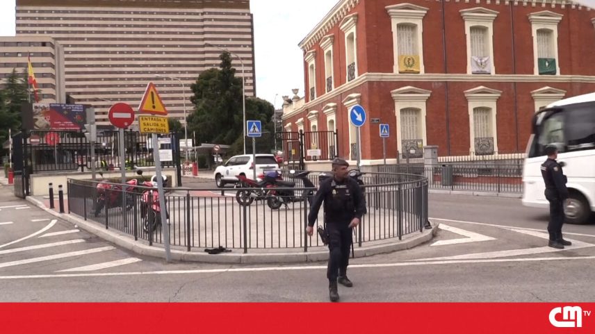Passageiros espanhóis de navio com hantavírus chegam a hospital em Madrid