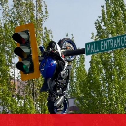 Mota fica pendurada em semáforo após acidente no Canadá