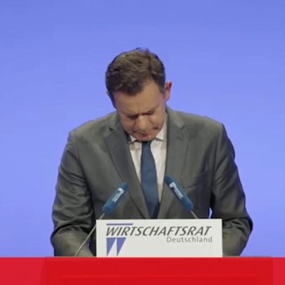 Luís Montenegro erra ao pronunciar 'führer' em vez de 'futuro' em discurso na Alemanha