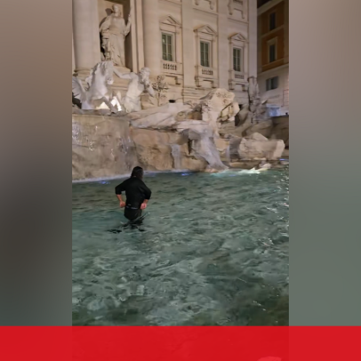 Homem mergulha na Fontana di Trevi em Roma e recebe multa de 500 euros