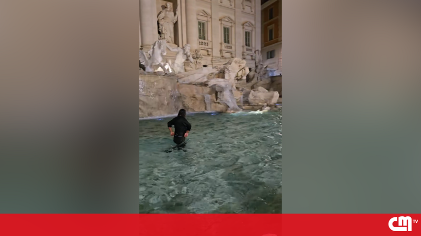 Homem mergulha na Fontana di Trevi em Roma e recebe multa de 500 euros