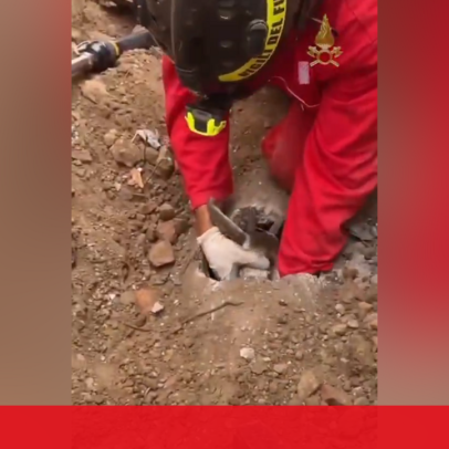 Bombeiros resgatam cabrita presa em tubo subterrâneo na Itália
