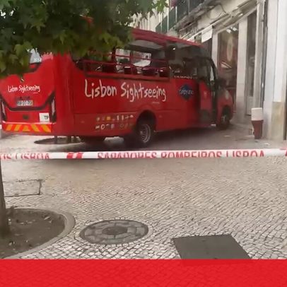 Autocarro de turismo despista-se e colide com loja em Lisboa, três feridos