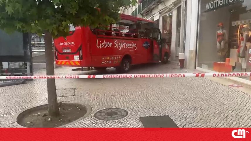 Autocarro de turismo despista-se e colide com loja em Lisboa, três feridos