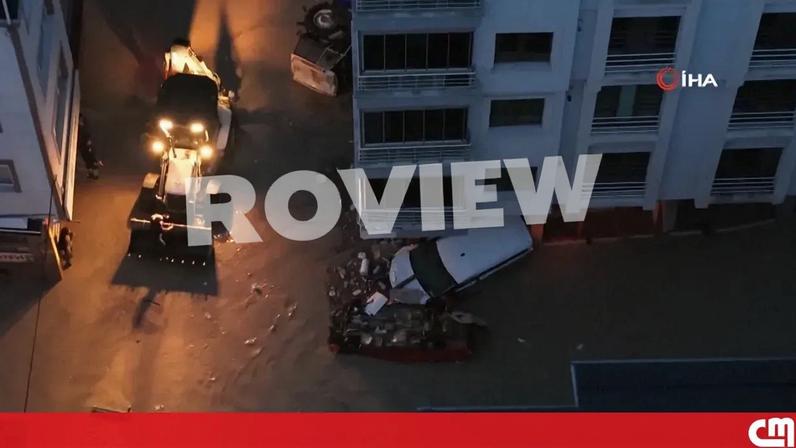 Ruas inundadas e carros arrastados por cheias intensas na Turquia