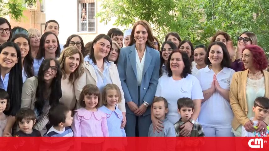 Kate Middleton emociona multidão em Itália na primeira viagem internacional após recuperação de um cancro