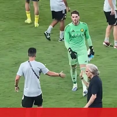 Jorge Jesus não cumprimenta o guarda-redes do Al-Nassr após erro grave