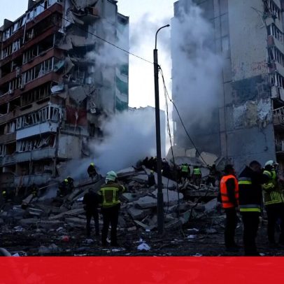 Equipes de resgate procuram sobreviventes após ataque russo em Kiev