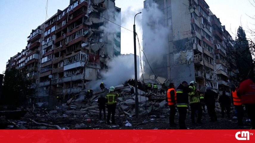 Equipas de resgate procuram sobreviventes após ataque russo a Kiev