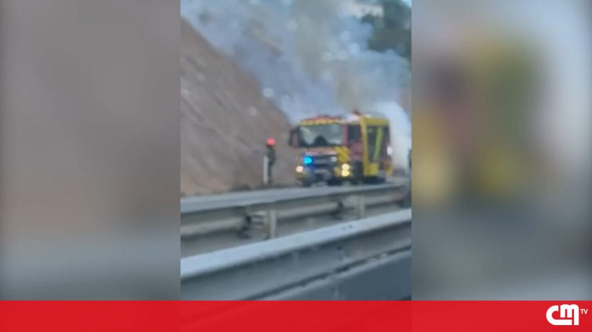 Carro incendiado na A9 CREL, Loures