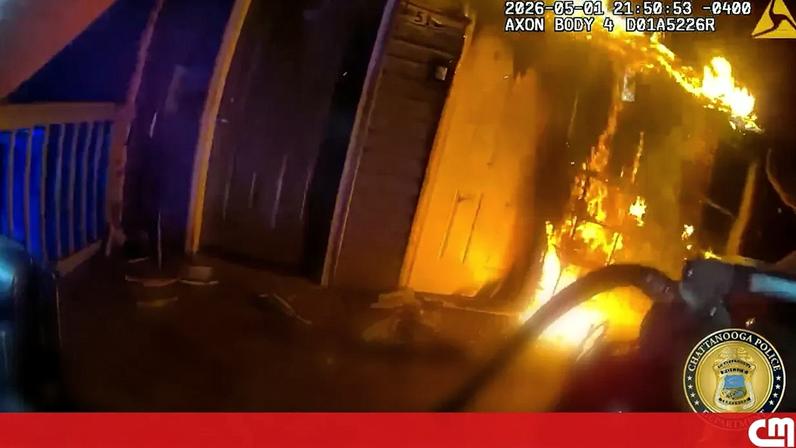 Polícia salva mãe e dois filhos de casa em chamas nos EUA