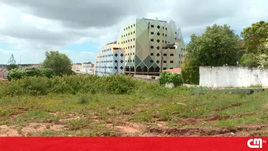 Dificuldades económicas interrompem obra em Alcobaça por Tomás Fonsseca