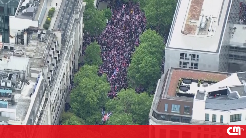 Dezenas de milhares de pessoas saíram às ruas de Londres, este sábado, em duas manifestações de grande dimensão. A polícia mobilizou um forte dispositivo de segurança para manter separados os protestos e evitar possíveis confrontos entre os grupos de extrema-direita e pró-Palestina.