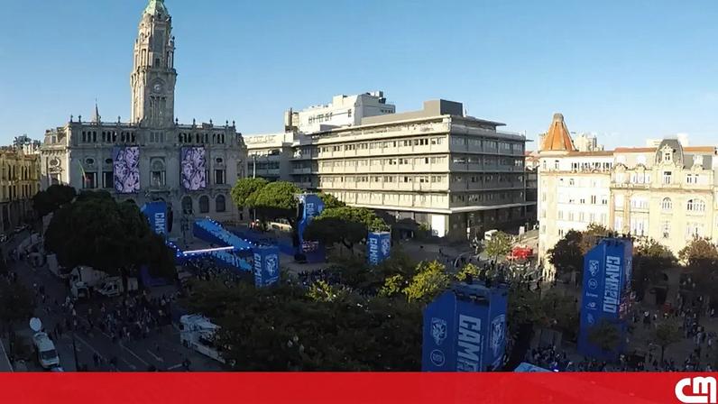 O momento em que o FC Porto ergueu a taça de campeão nacional no Estádio do Dragão