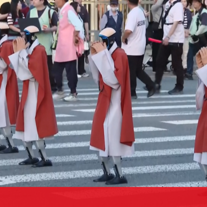 Robôs humanóides unem-se a monges na celebração de Buda na Coreia do Sul