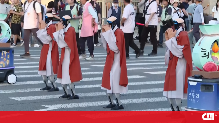 Robôs humanóides unem-se a monges na celebração de Buda na Coreia do Sul
