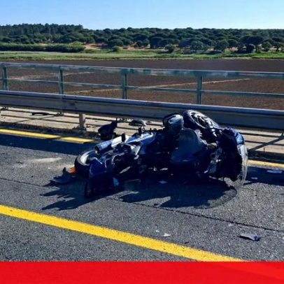 Três feridos gravemente em colisão entre carro e mota no IC1, Alcácer do Sal