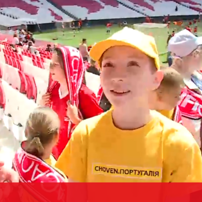 Crianças ucranianas visitam o Estádio da Luz em Lisboa